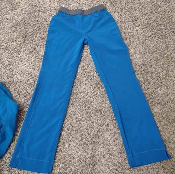 Cherokee Infinity Scrub Set - Picture 3 of 3